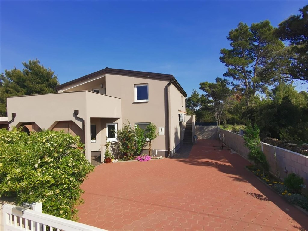 apartmanovy-dum-nedaleko-more-vir-chorvatsko