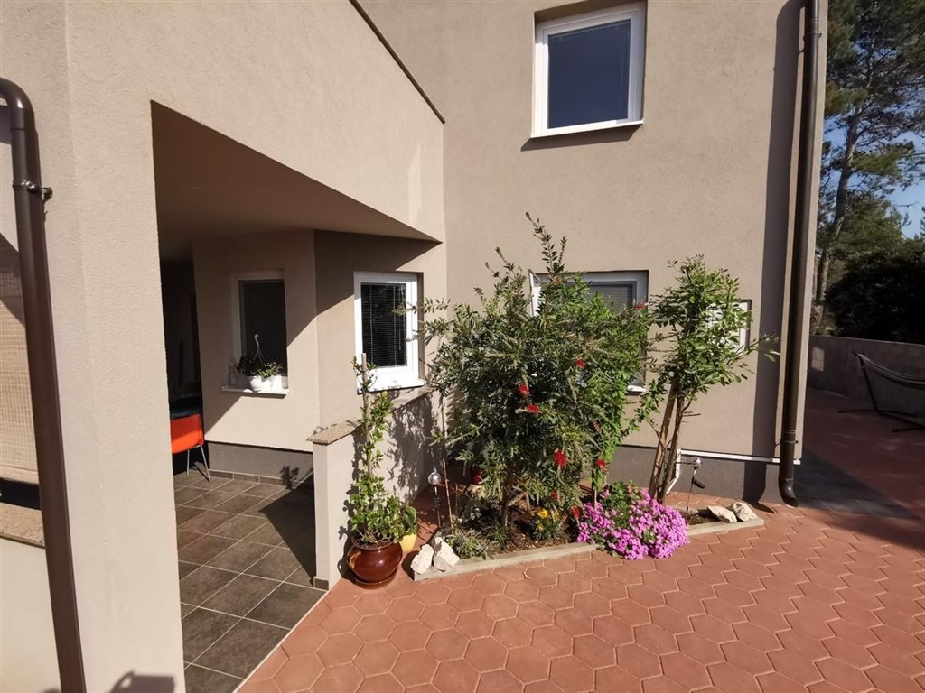 apartmanovy-dum-nedaleko-more-vir-chorvatsko