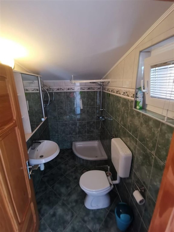 apartmanovy-dum-nedaleko-more-vir-chorvatsko