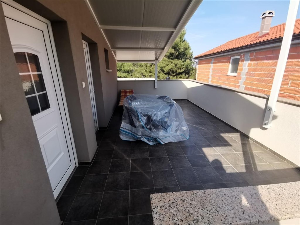 apartmanovy-dum-nedaleko-more-vir-chorvatsko