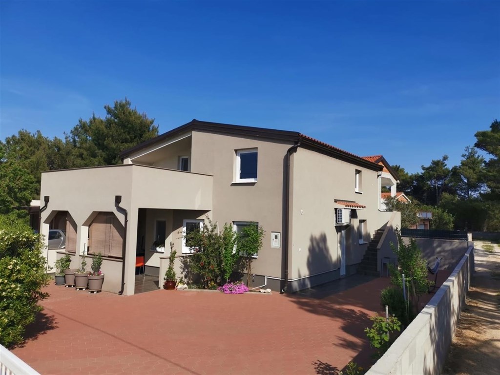 apartmanovy-dum-nedaleko-more-vir-chorvatsko