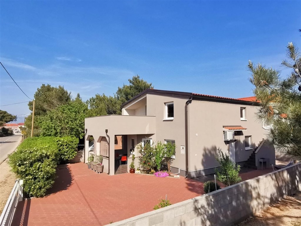 apartmanovy-dum-nedaleko-more-vir-chorvatsko