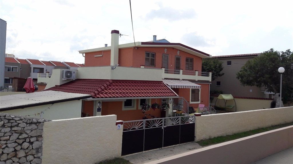 apartmanovy-dum-v-prvni-rade-u-more-oblast-zadar-chorvatsko