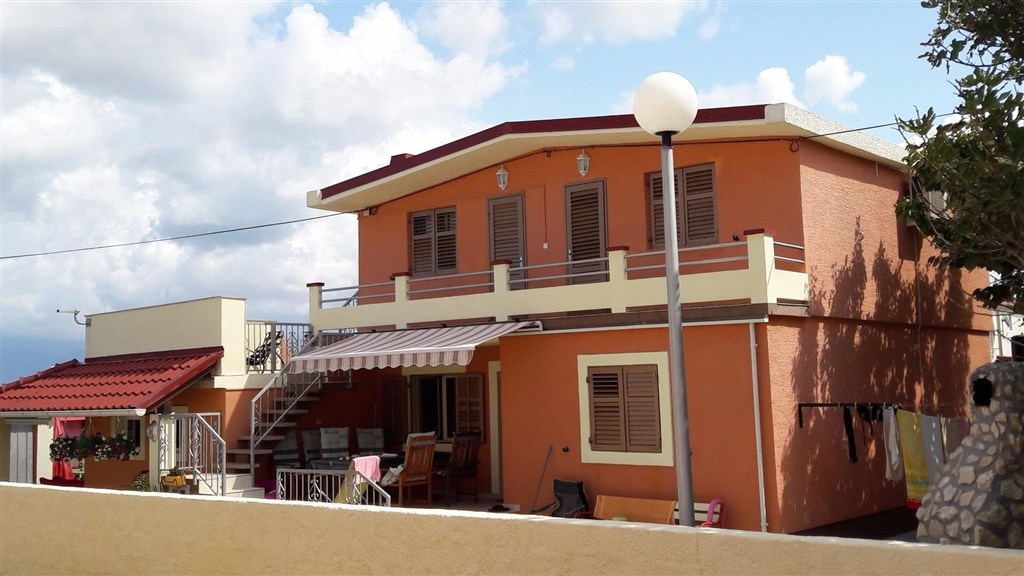 apartmanovy-dum-v-prvni-rade-u-more-oblast-zadar-chorvatsko