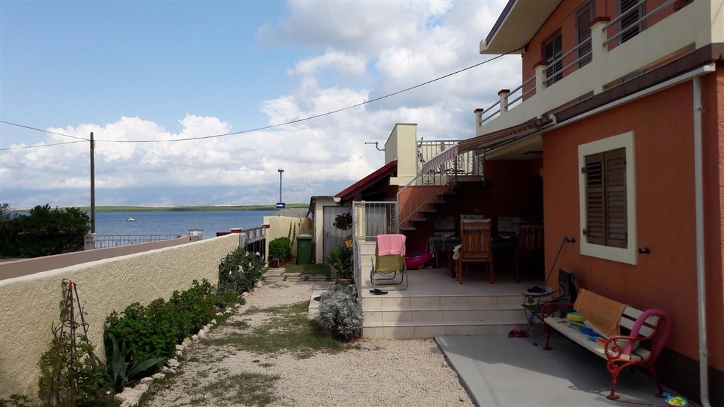 apartmanovy-dum-v-prvni-rade-u-more-oblast-zadar-chorvatsko