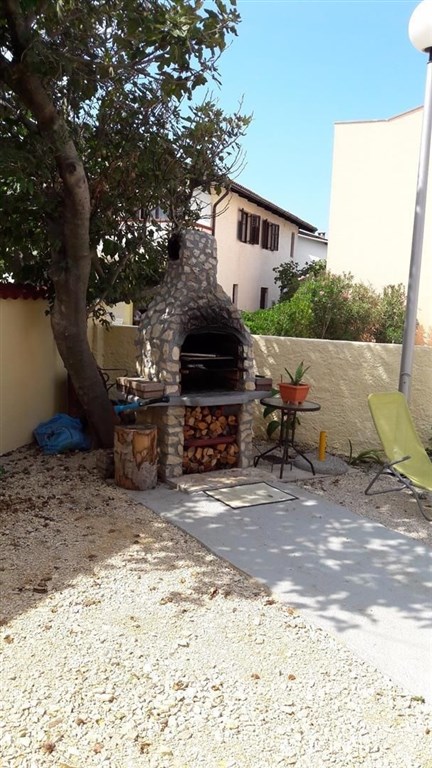 apartmanovy-dum-v-prvni-rade-u-more-oblast-zadar-chorvatsko