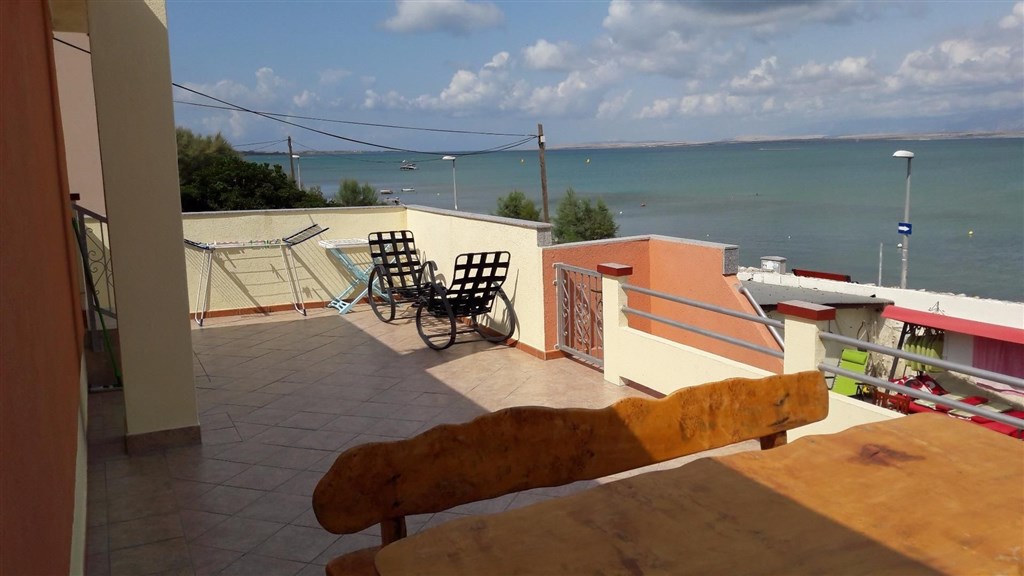 apartmanovy-dum-v-prvni-rade-u-more-oblast-zadar-chorvatsko