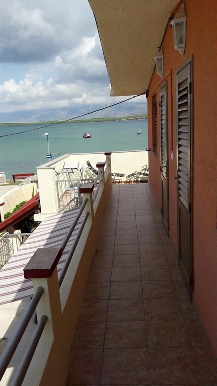 apartmanovy-dum-v-prvni-rade-u-more-oblast-zadar-chorvatsko