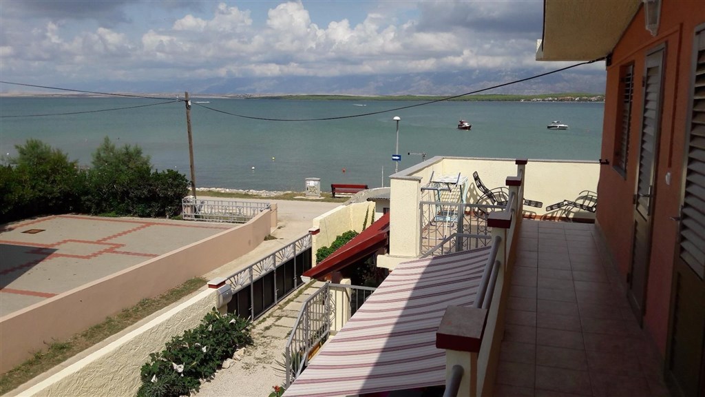 apartmanovy-dum-v-prvni-rade-u-more-oblast-zadar-chorvatsko