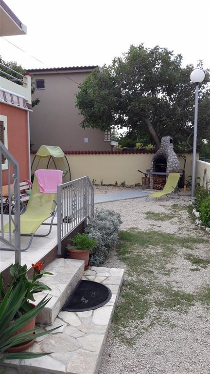 apartmanovy-dum-v-prvni-rade-u-more-oblast-zadar-chorvatsko
