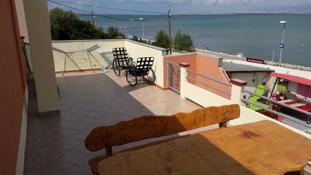 apartmanovy-dum-v-prvni-rade-u-more-oblast-zadar-chorvatsko