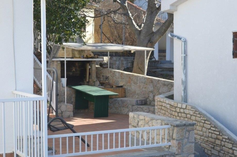 na-prodej-dum-se-4-apartmany-v-1-rade-od-more-maslenica-chorvatsko