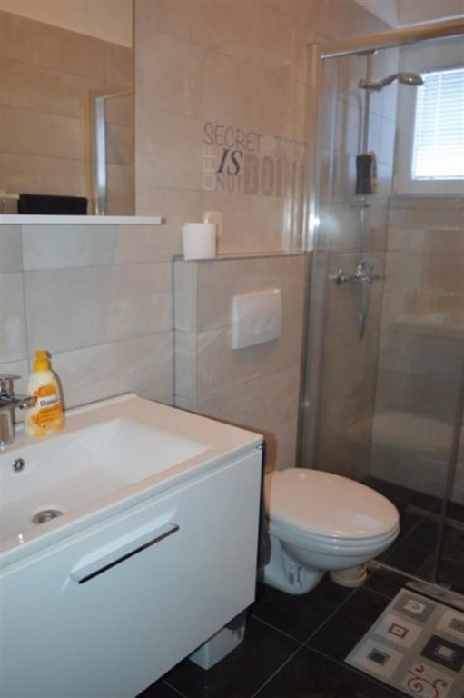 na-prodej-dum-se-4-apartmany-v-1-rade-od-more-maslenica-chorvatsko