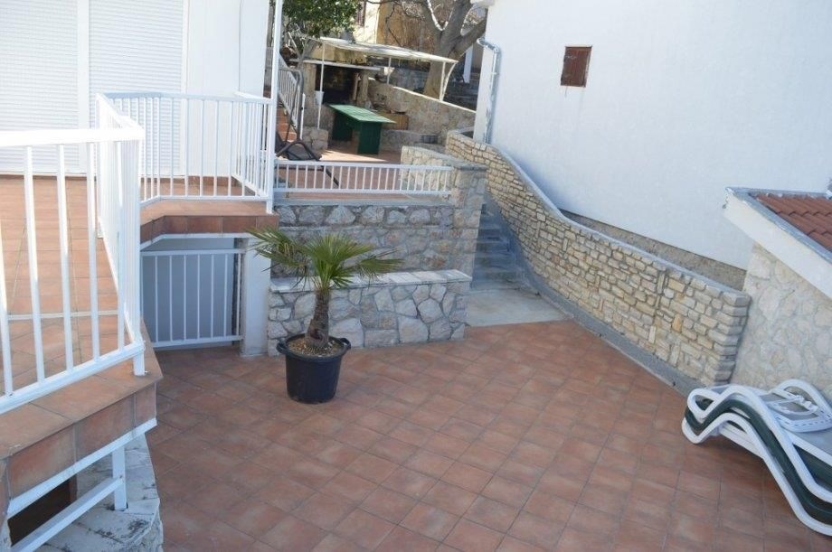 na-prodej-dum-se-4-apartmany-v-1-rade-od-more-maslenica-chorvatsko