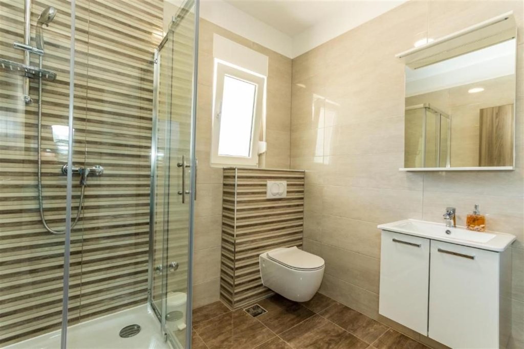 apartmanova-vila-s-bazenem-250-m-od-more-brodarica-chorvatsko