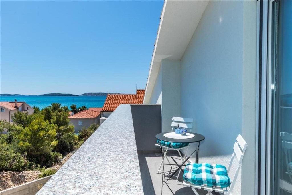 apartmanova-vila-s-bazenem-250-m-od-more-brodarica-chorvatsko