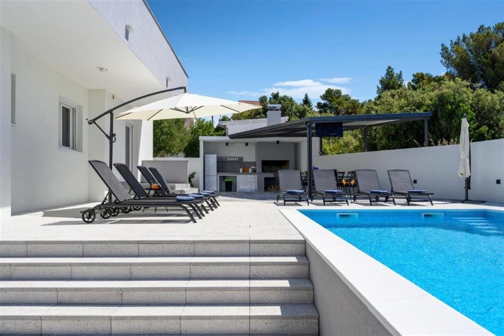 apartmanova-vila-s-bazenem-250-m-od-more-brodarica-chorvatsko