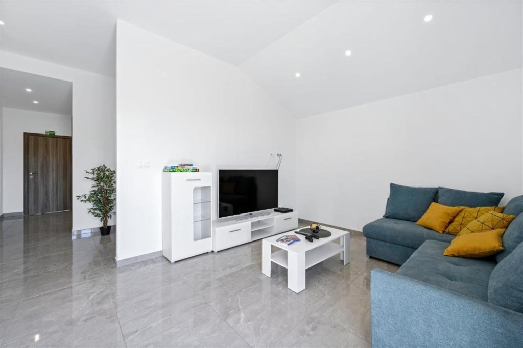 apartmanova-vila-s-bazenem-250-m-od-more-brodarica-chorvatsko