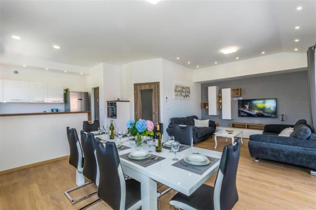 apartmanova-vila-s-bazenem-250-m-od-more-brodarica-chorvatsko