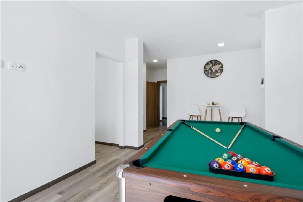 apartmanova-vila-s-bazenem-250-m-od-more-brodarica-chorvatsko