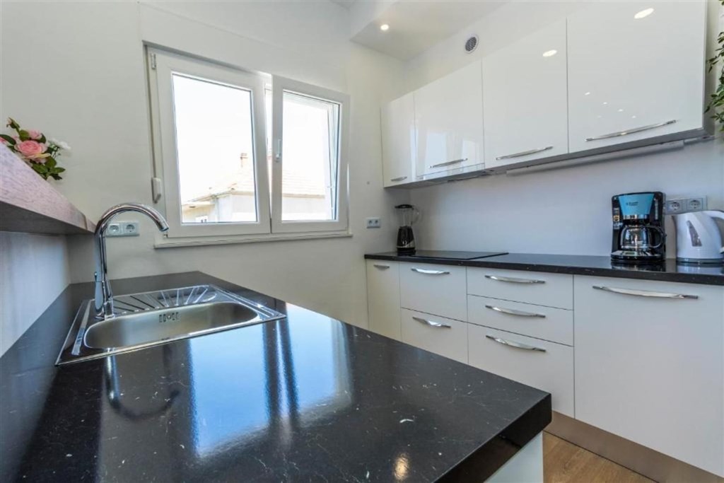 apartmanova-vila-s-bazenem-250-m-od-more-brodarica-chorvatsko