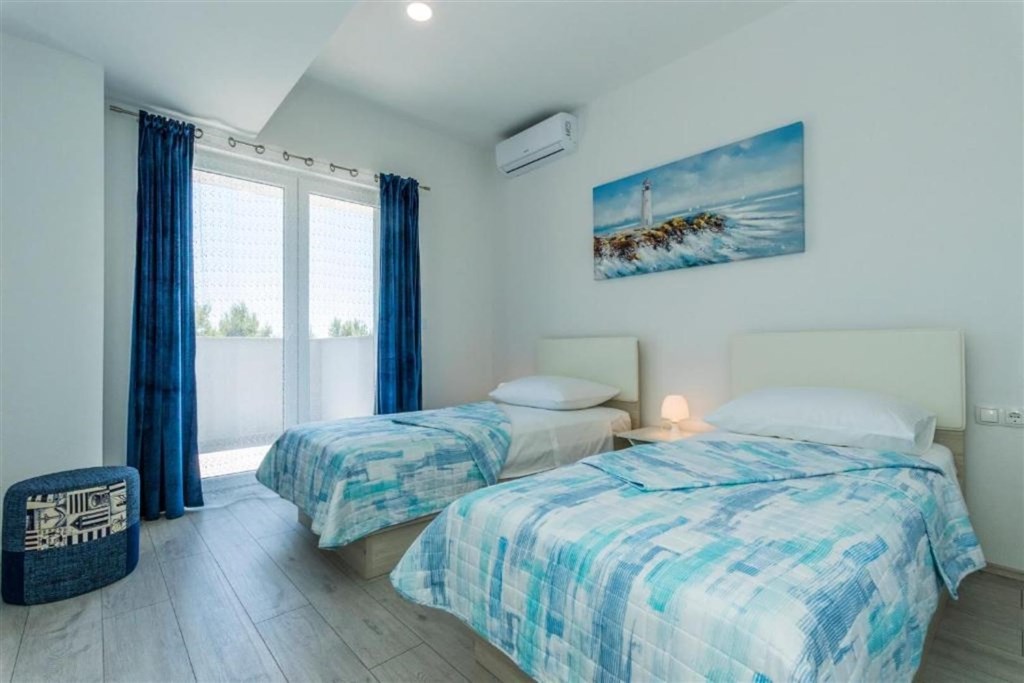 apartmanova-vila-s-bazenem-250-m-od-more-brodarica-chorvatsko