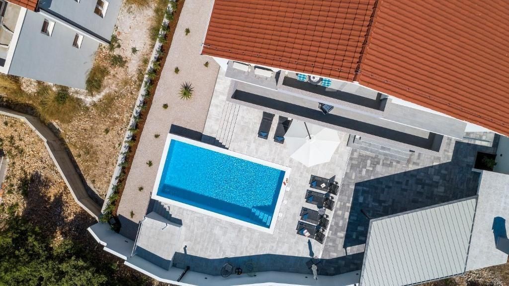 apartmanova-vila-s-bazenem-250-m-od-more-brodarica-chorvatsko