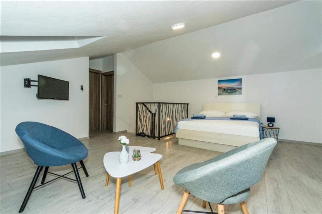 apartmanova-vila-s-bazenem-250-m-od-more-brodarica-chorvatsko