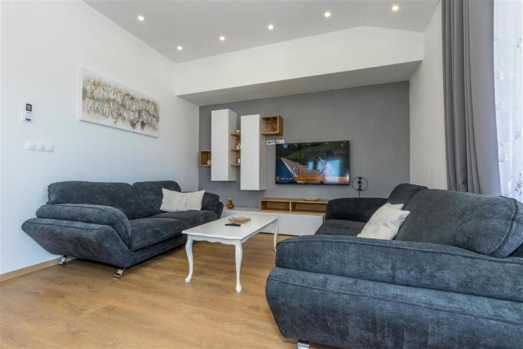 apartmanova-vila-s-bazenem-250-m-od-more-brodarica-chorvatsko