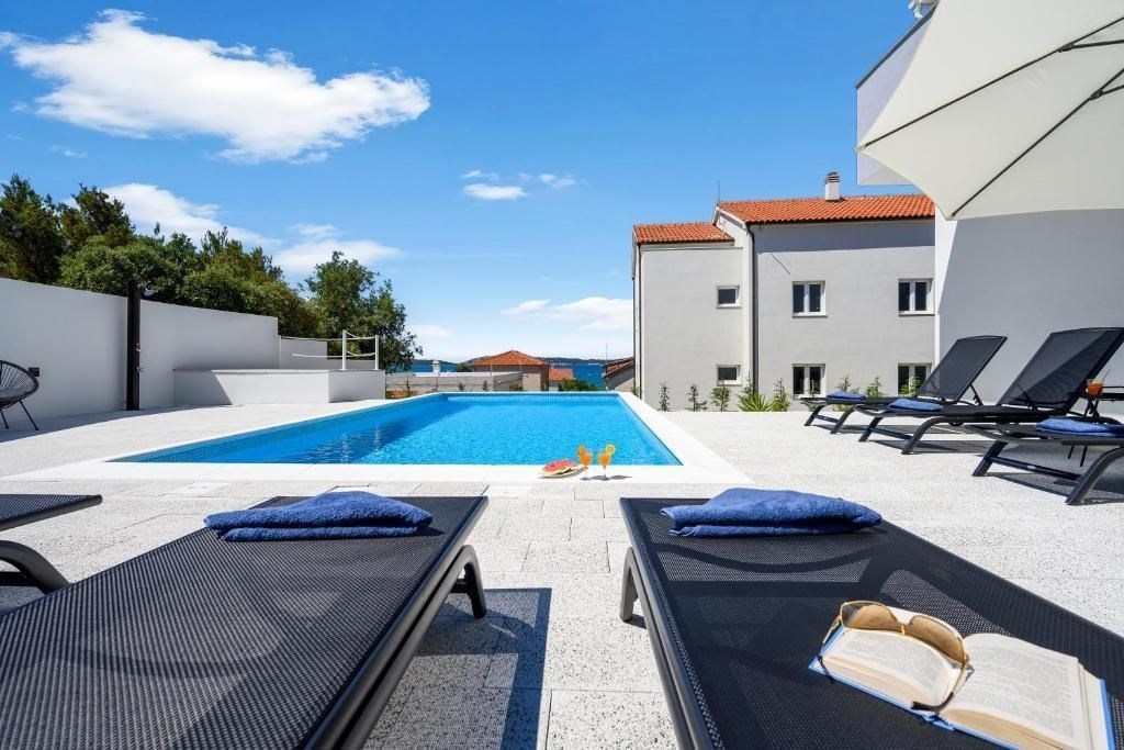 apartmanova-vila-s-bazenem-250-m-od-more-brodarica-chorvatsko