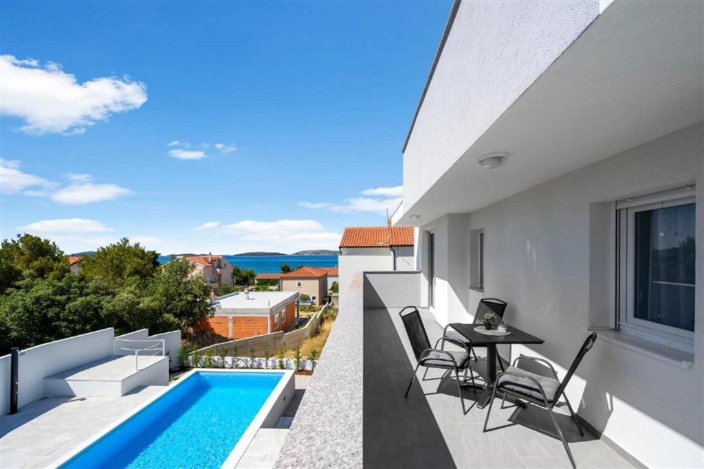 apartmanova-vila-s-bazenem-250-m-od-more-brodarica-chorvatsko