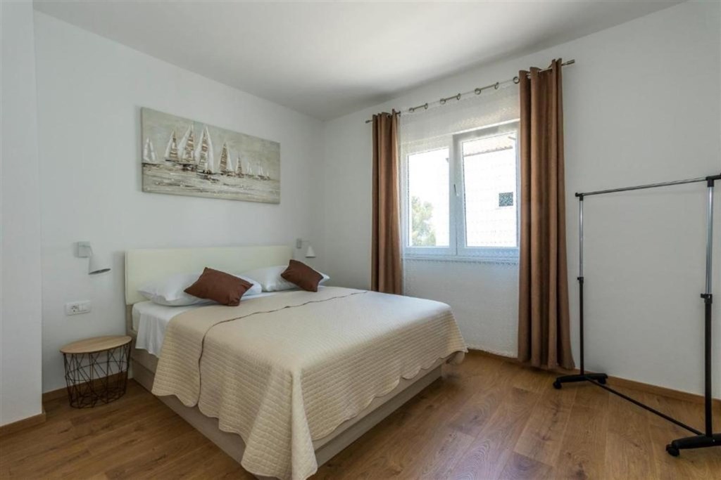 apartmanova-vila-s-bazenem-250-m-od-more-brodarica-chorvatsko