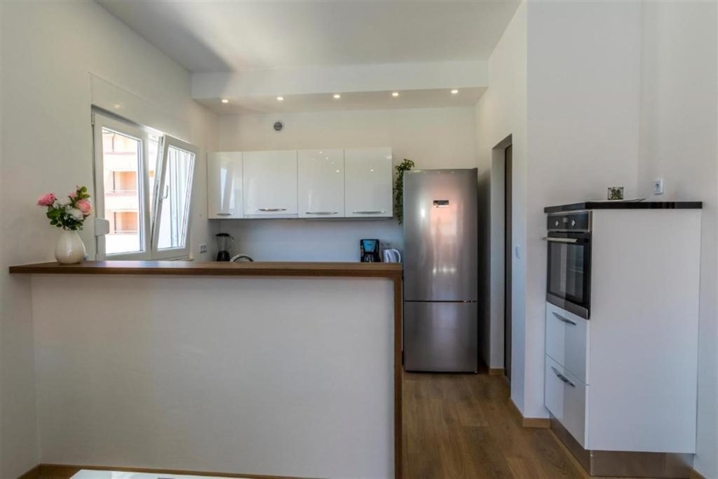 apartmanova-vila-s-bazenem-250-m-od-more-brodarica-chorvatsko