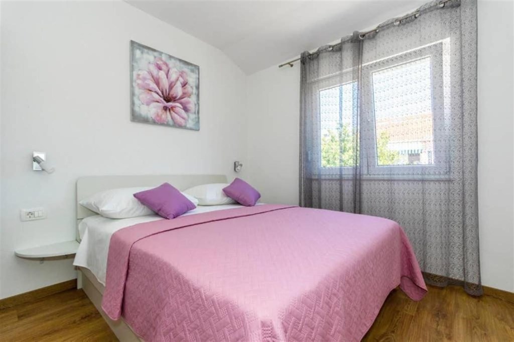 apartmanova-vila-s-bazenem-250-m-od-more-brodarica-chorvatsko