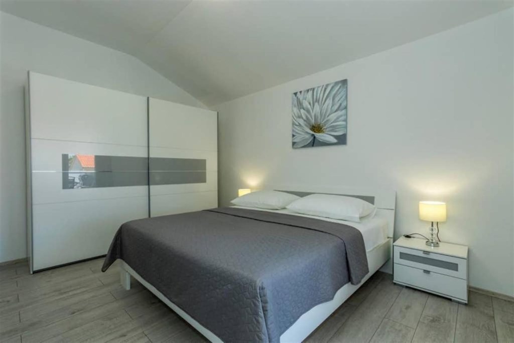 apartmanova-vila-s-bazenem-250-m-od-more-brodarica-chorvatsko