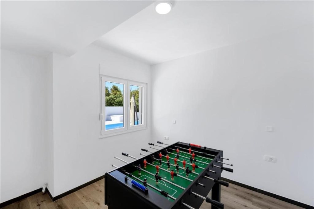 apartmanova-vila-s-bazenem-250-m-od-more-brodarica-chorvatsko