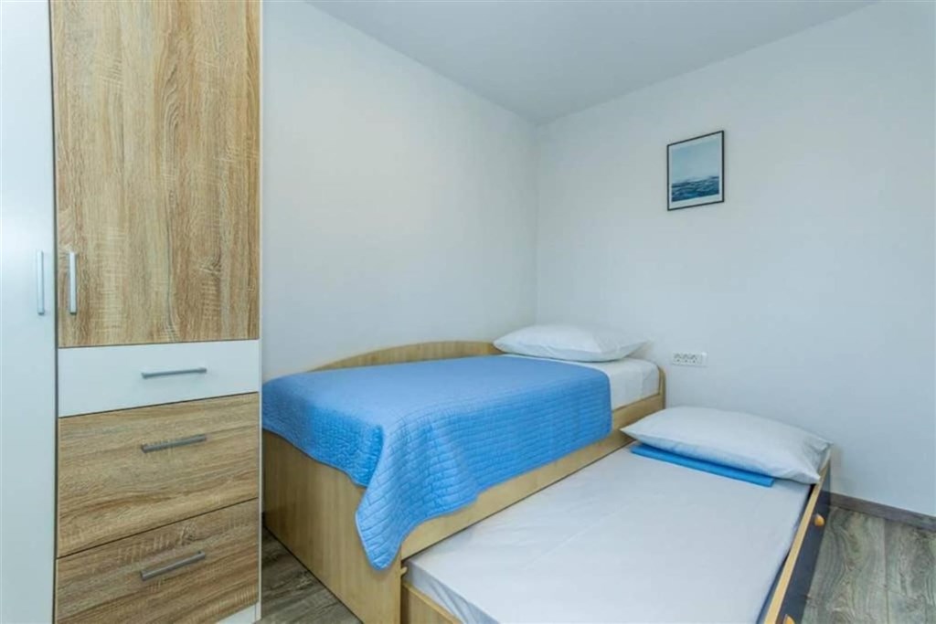 apartmanova-vila-s-bazenem-250-m-od-more-brodarica-chorvatsko