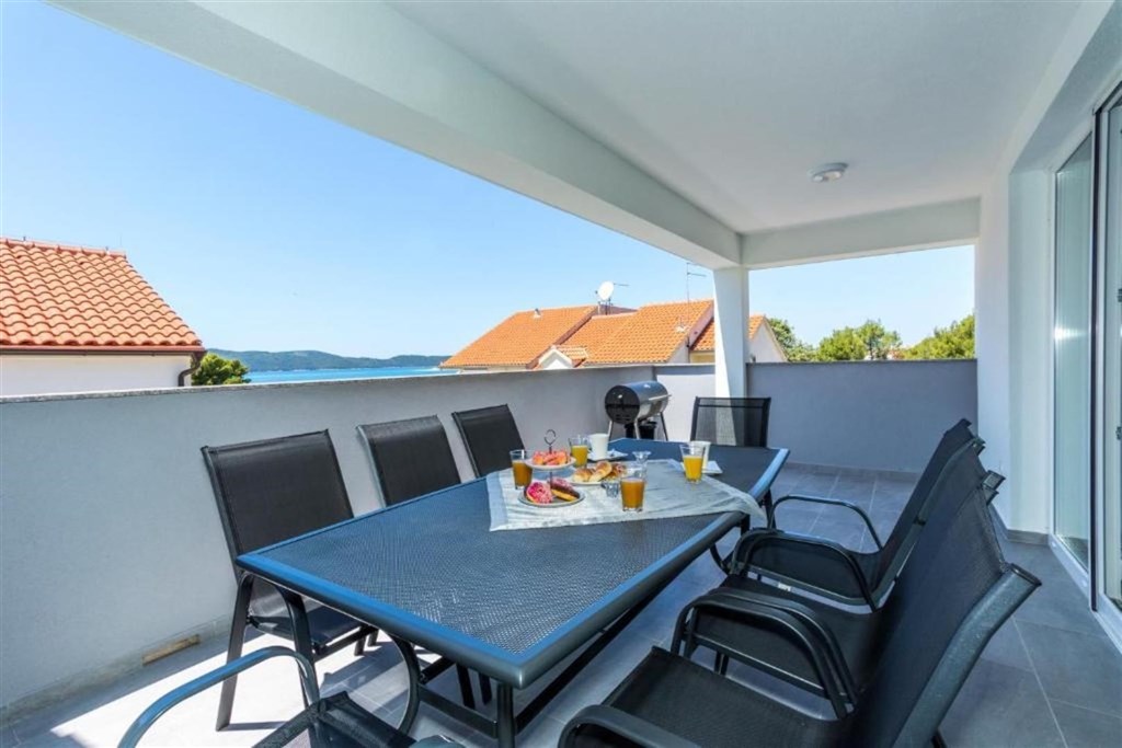 apartmanova-vila-s-bazenem-250-m-od-more-brodarica-chorvatsko