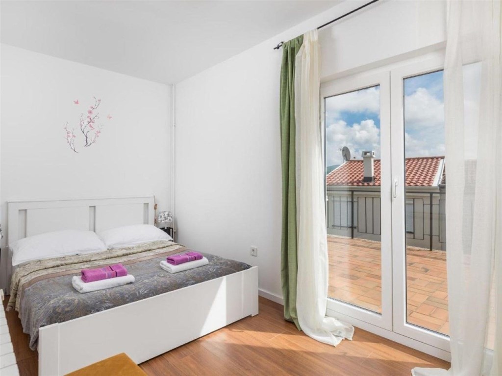 na-prodej-atraktivni-dum-s-bazenem-a-vyhledem-na-more-krk-chorvatsko