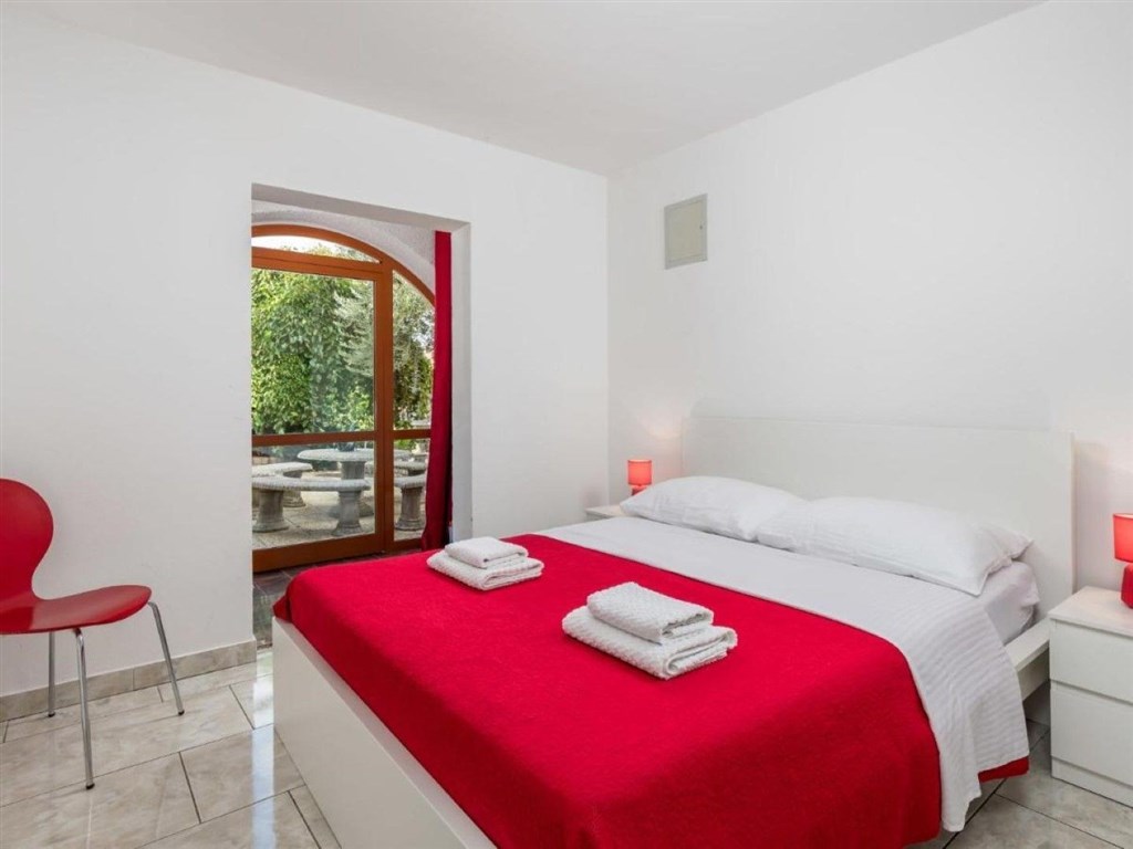 na-prodej-atraktivni-dum-s-bazenem-a-vyhledem-na-more-krk-chorvatsko