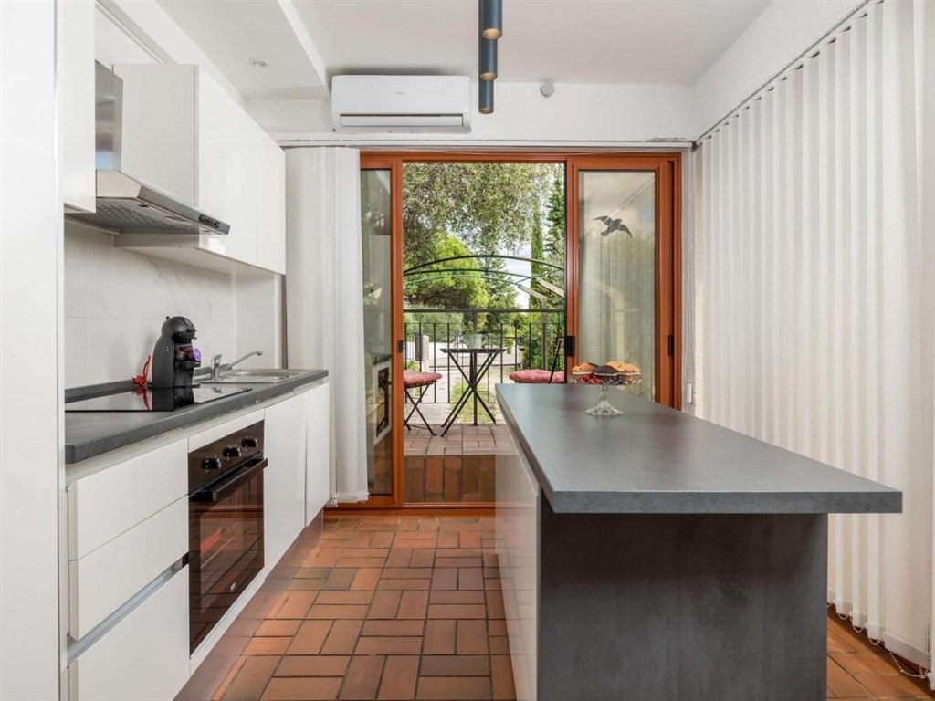 na-prodej-atraktivni-dum-s-bazenem-a-vyhledem-na-more-krk-chorvatsko