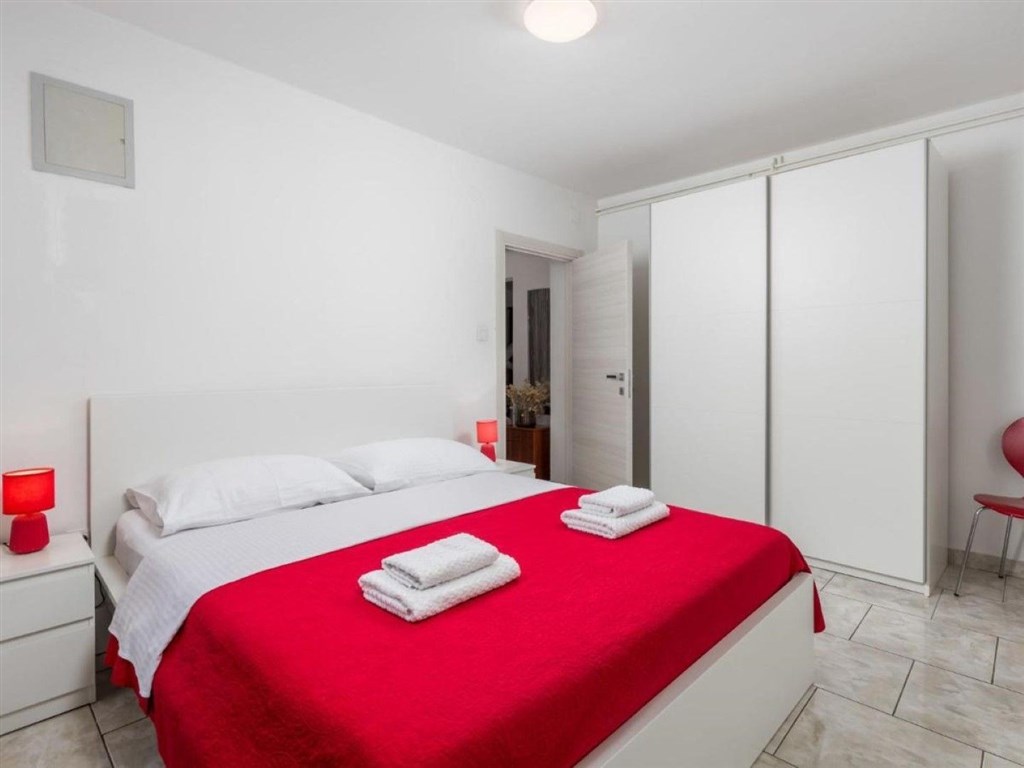 na-prodej-atraktivni-dum-s-bazenem-a-vyhledem-na-more-krk-chorvatsko