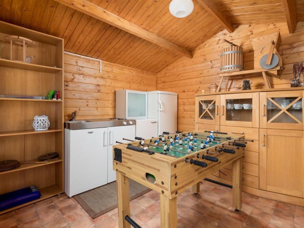 na-prodej-atraktivni-dum-s-bazenem-a-vyhledem-na-more-krk-chorvatsko