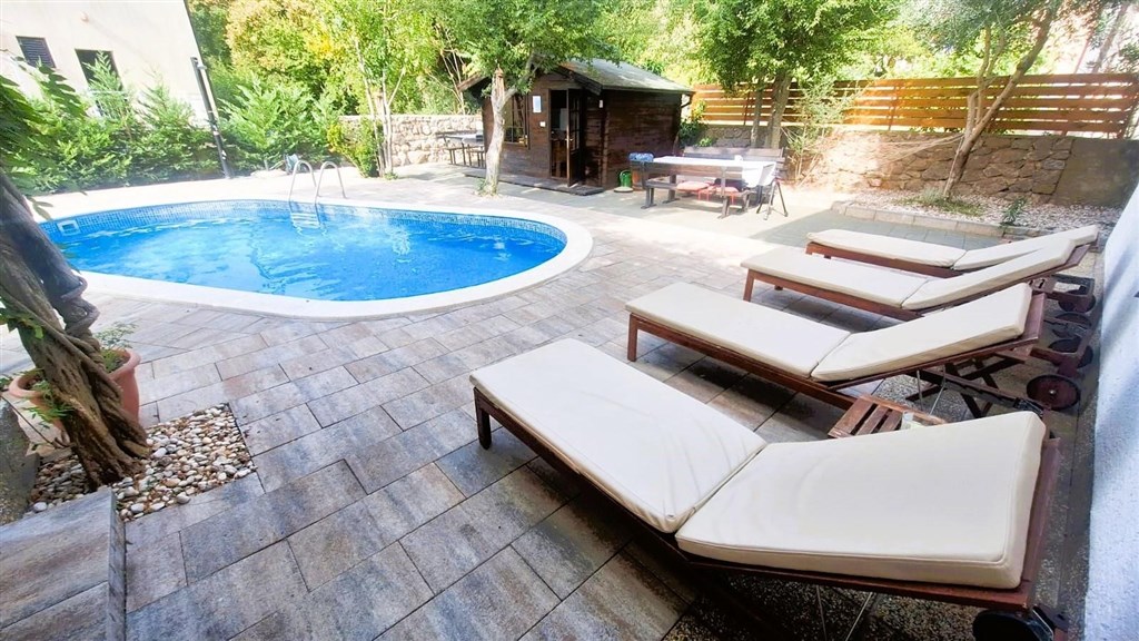 na-prodej-atraktivni-dum-s-bazenem-a-vyhledem-na-more-krk-chorvatsko