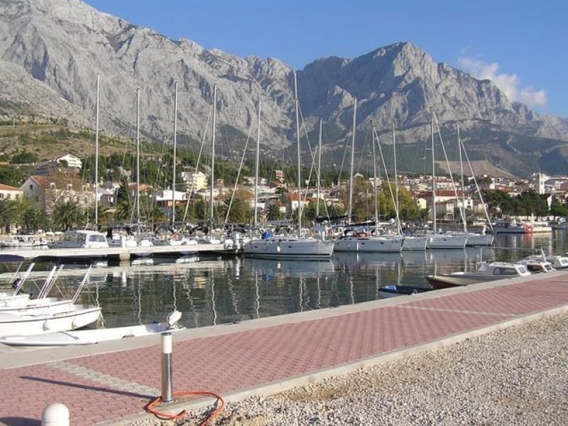 na-prodej-stavebni-pozemek-v-centru-mesta-baska-voda-chorvatsko