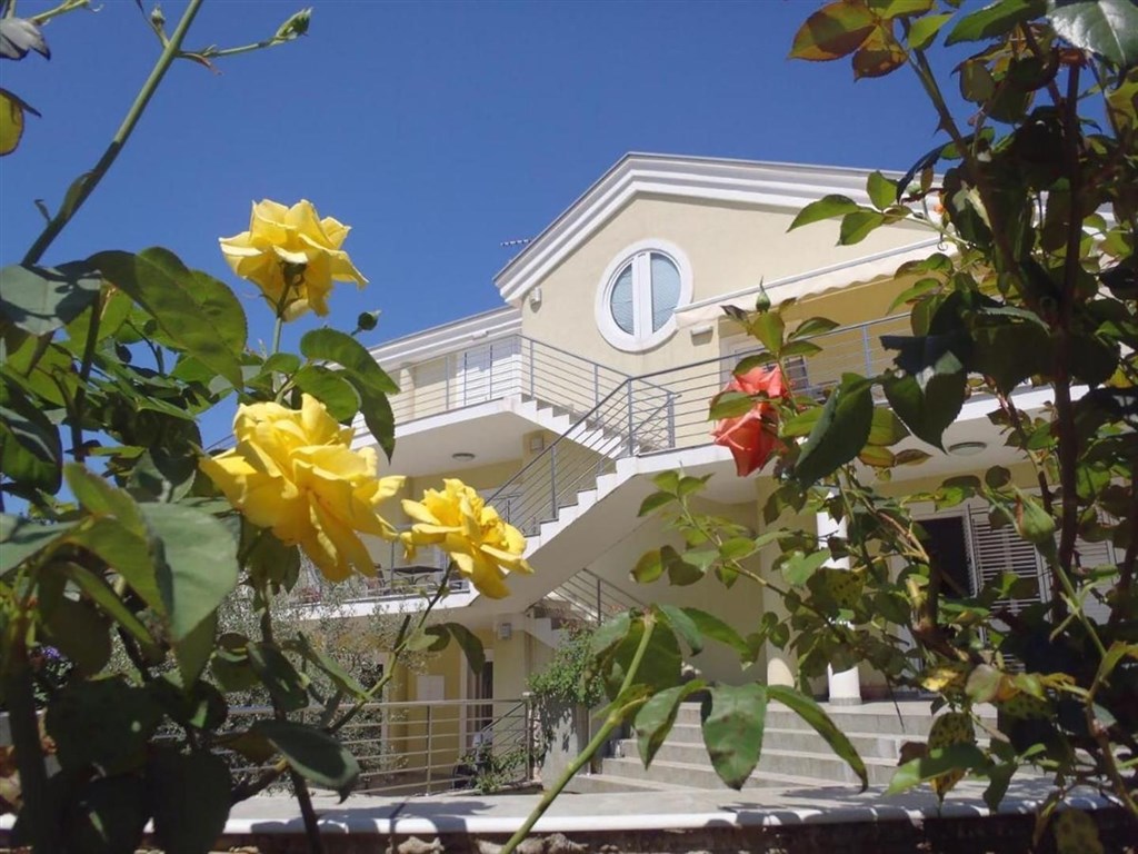 na-prodej-apartmanovy-dum-v-1-rade-od-more-zadar-chorvatsko