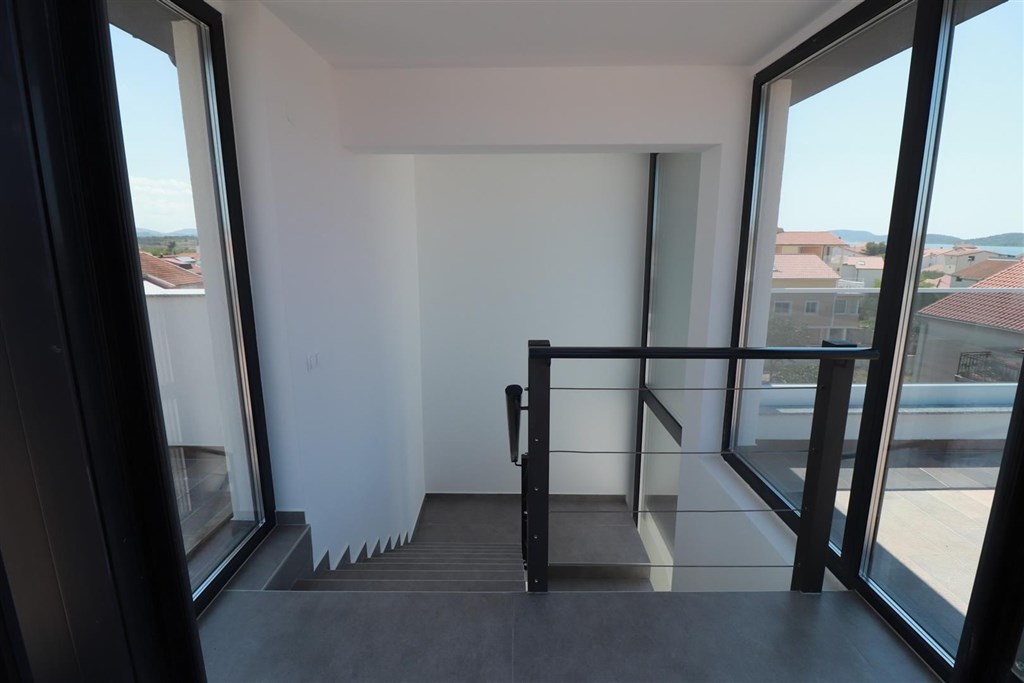 novy-apartman-se-stresni-terasou-blizko-more-vodice-chorvatsko