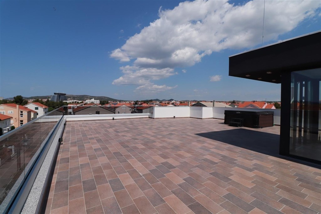 novy-apartman-se-stresni-terasou-blizko-more-vodice-chorvatsko