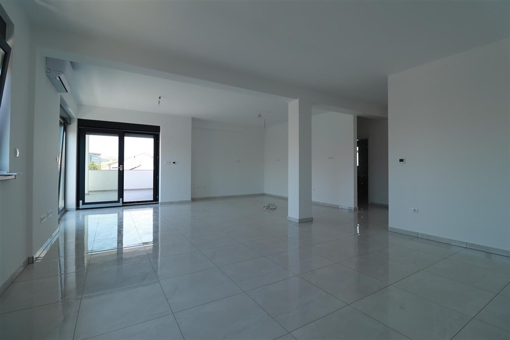 novy-apartman-se-stresni-terasou-blizko-more-vodice-chorvatsko