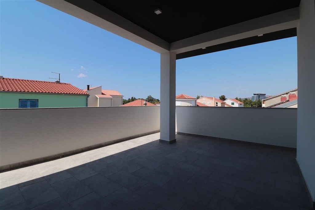 novy-apartman-se-stresni-terasou-blizko-more-vodice-chorvatsko
